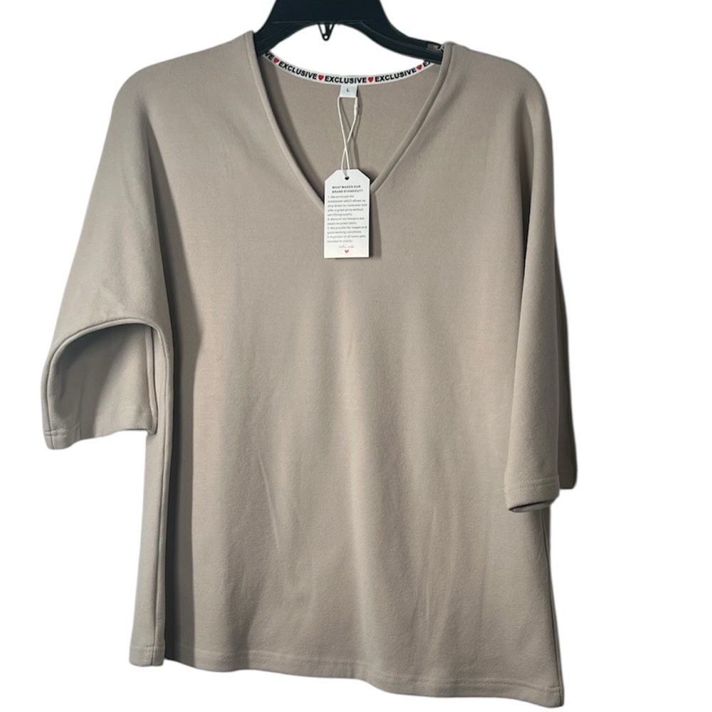 NWT Exclusive ❤️ Beige/ Light Grayish V-Neck Women's Fleece Top Size Large